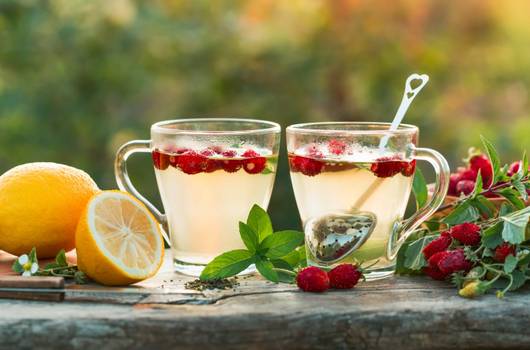 Chá de folha de morango: Benefícios e como preparar a bebida