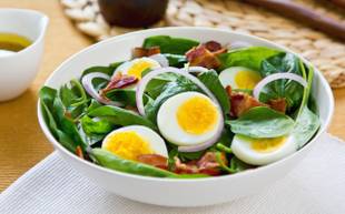 Salada a fiorentina – espinafre, ovos e bacon