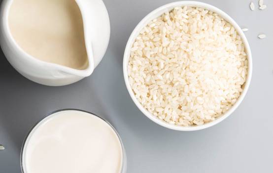 Leite de arroz: Benefícios da bebida vegana e sem lactose