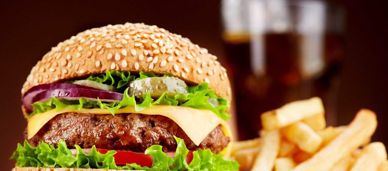 hambúrguer com batata frita