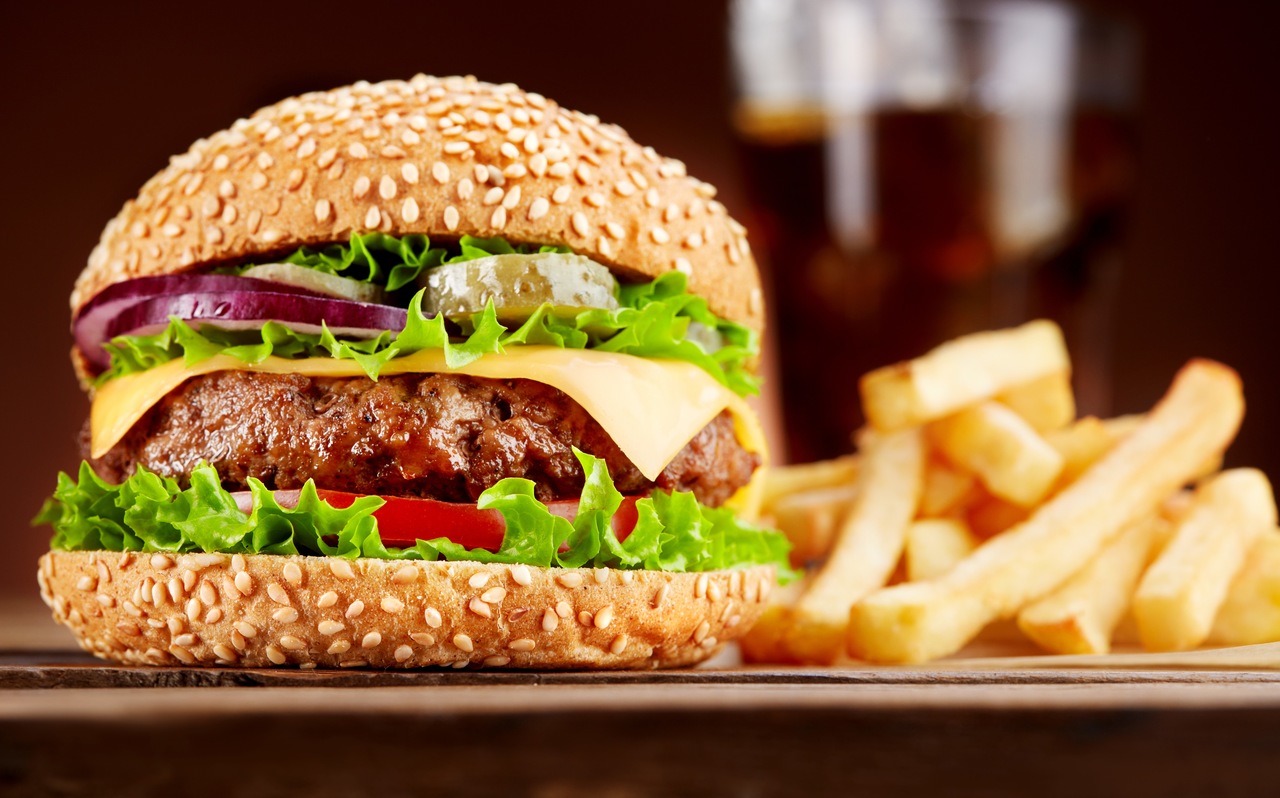 Hambúrguer com batata frita: como deixar a dupla mais saudável?