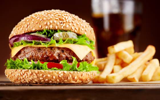Hambúrguer com batata frita: como deixar a dupla mais saudável?