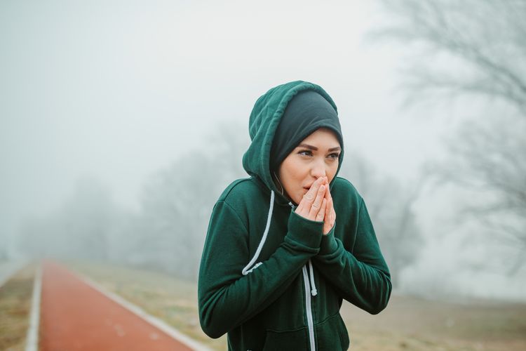 Como evitar dores ao correr no frio