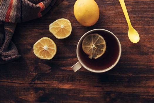 Chá de hibisco com limão emagrece? Saiba mais
