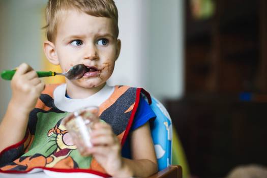 Influenciadores podem incentivar crianças à má alimentação