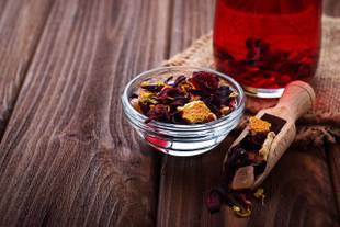 Chá de hibisco com gengibre: benefícios e como preparar