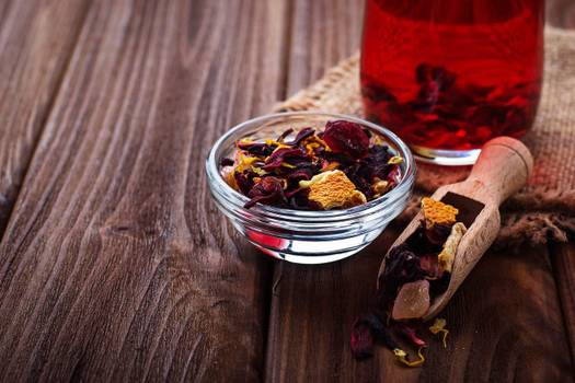 Chá de hibisco com gengibre: benefícios e como preparar