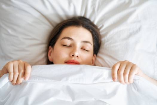 Dormir e acordar mais cedo pode diminuir risco de depressão em até 23%
