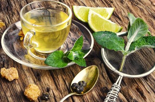 Chá de limão: Benefícios e receitas práticas