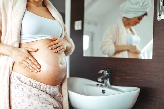 Estrias na gravidez: Entenda por que elas surgem
