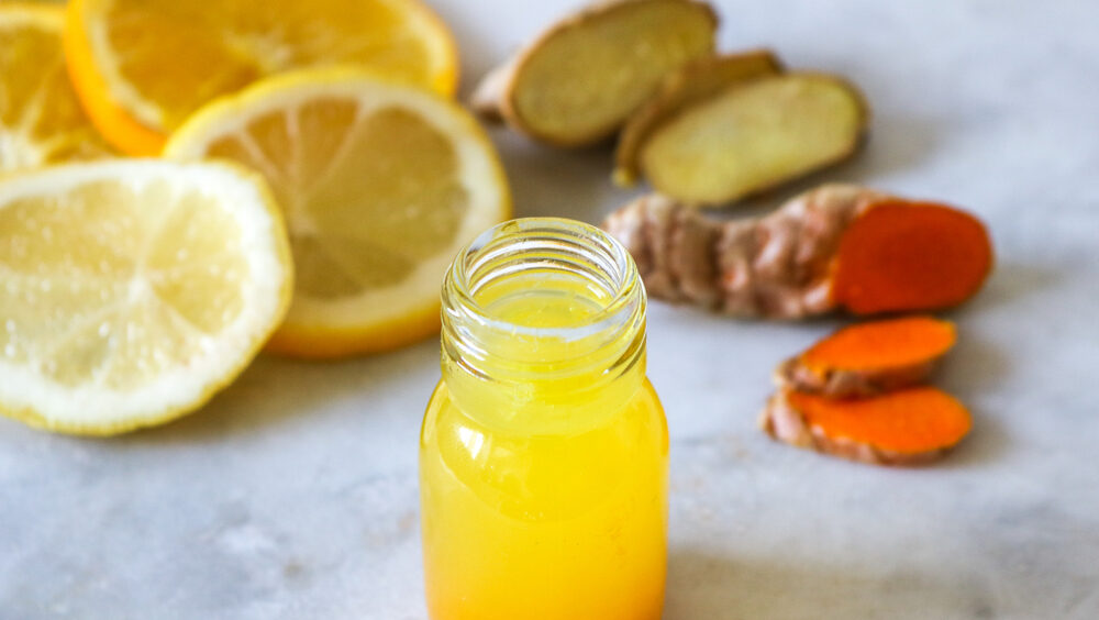 shot de limão com cúrcuma