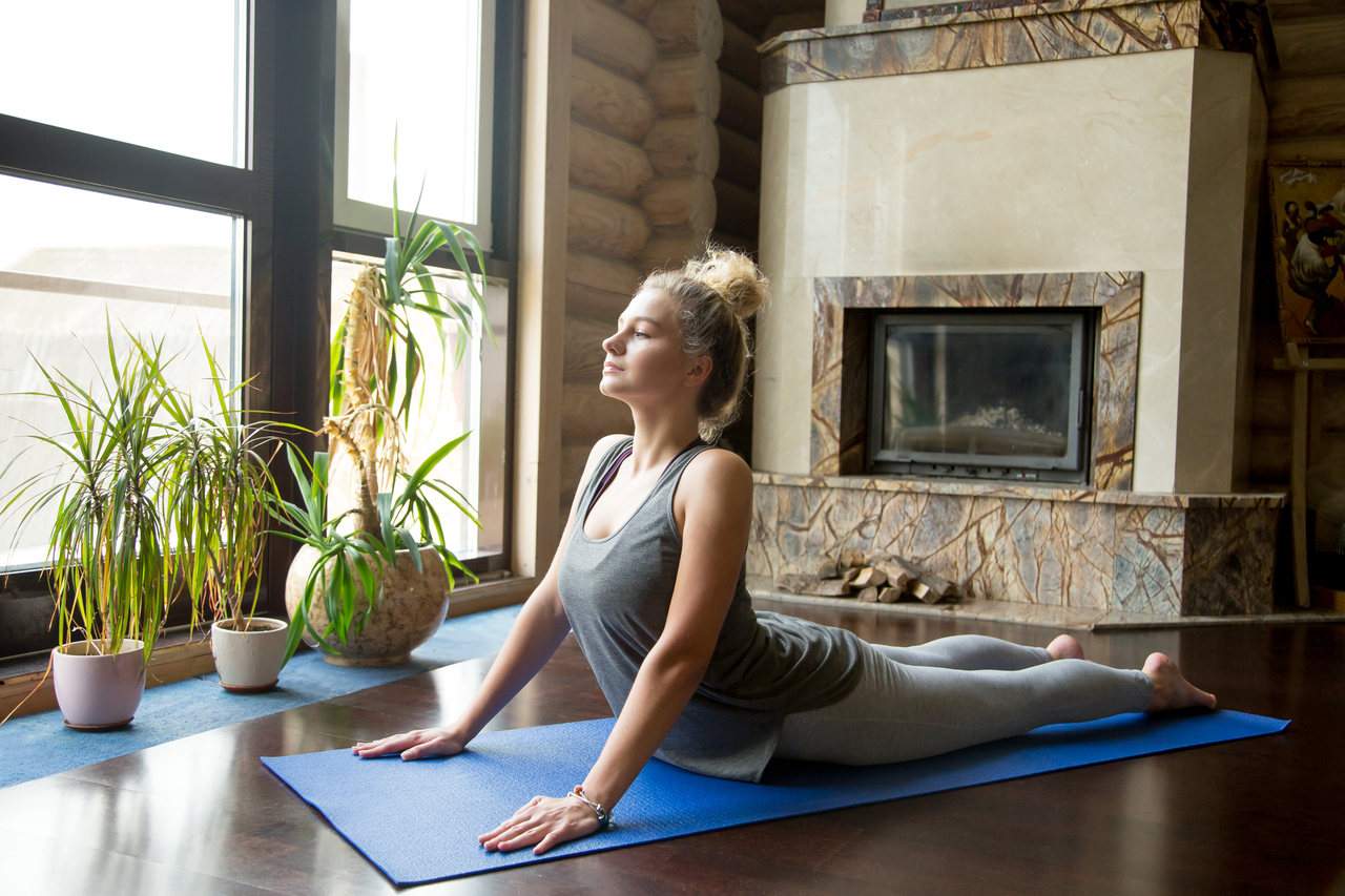 Yoga para cólica: Melhores posturas para aliviar o incômodo