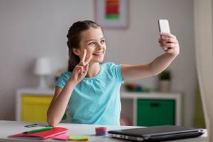 Crianças no celular: Como fazer um uso saudável das telas