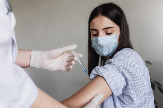Variante Delta pode exigir intervalo mais curto entre doses de vacina