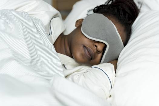 Como dormir melhor depois da Covid-19? Dicas e exercícios de respiração