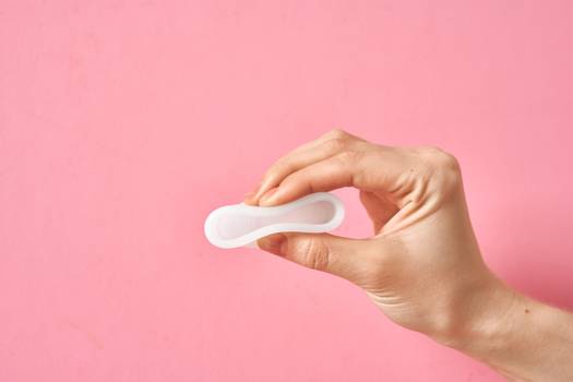 Cor e fluxo diferentes na menstruação podem indicar doenças