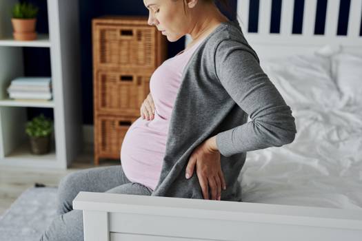 Dor na costela na gravidez: Porque acontece e como aliviar