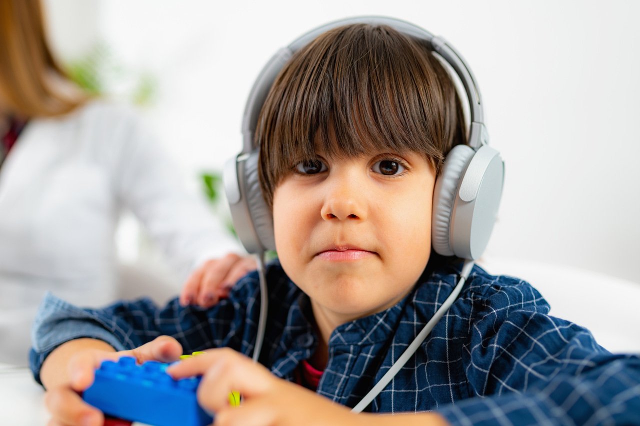 O que é e como é feita a avaliação audiológica infantil? - FONOTOM