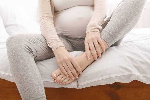 Pernas e pés inchados na gravidez? Aprenda como evitar