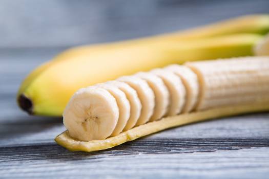 Banana engorda? Benefícios e tabela nutricional da fruta