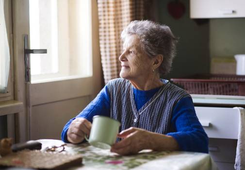 Dia do idoso: Como adaptar a casa para evitar quedas e acidentes
