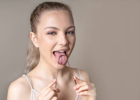 Raspar a língua: Por que você deveria adotar o hábito e como fazer da maneira correta