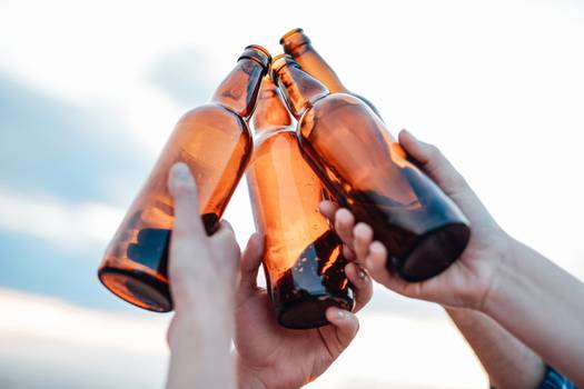 Síndrome do coração pós-feriado: Abusar do álcool pode causar arritmia em pessoas saudáveis
