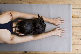 Yoga para a coluna: as melhores posturas para aliviar dores nas costas
