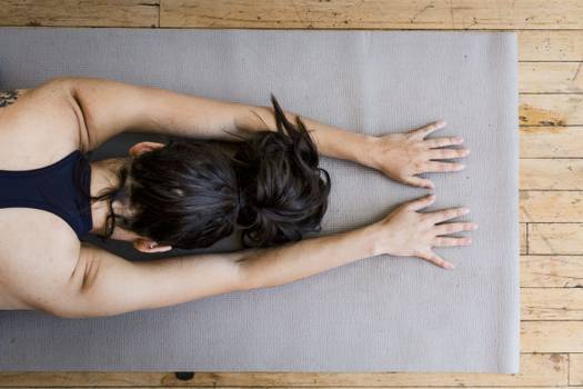 Yoga para a coluna: as melhores posturas para aliviar dores nas costas