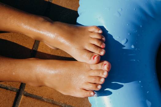 Quais os cuidados que devemos ter com os pés no verão?
