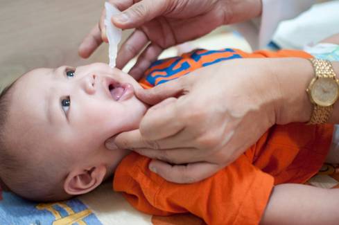 Poliomielite: o que é, sintomas e como prevenir a paralisia infantil