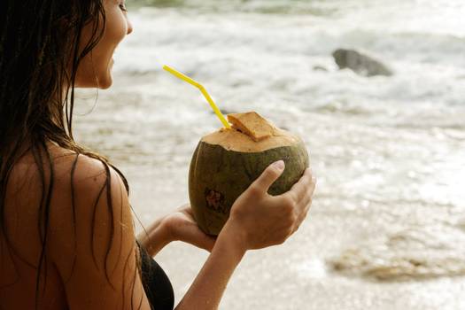 Água de coco para os cabelos: Benefícios e como usar