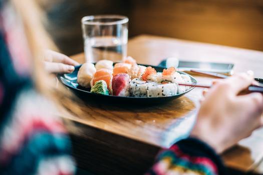 Grávida pode comer comida japonesa e beber vinho? Entenda polêmica recente