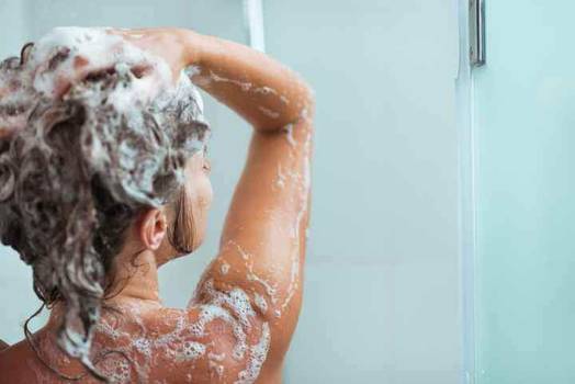 Lavar os cabelos todos os dias é prejudicial para a saúde dos fios?