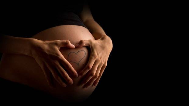 Tatuagem na gravidez: saiba quais são os riscos