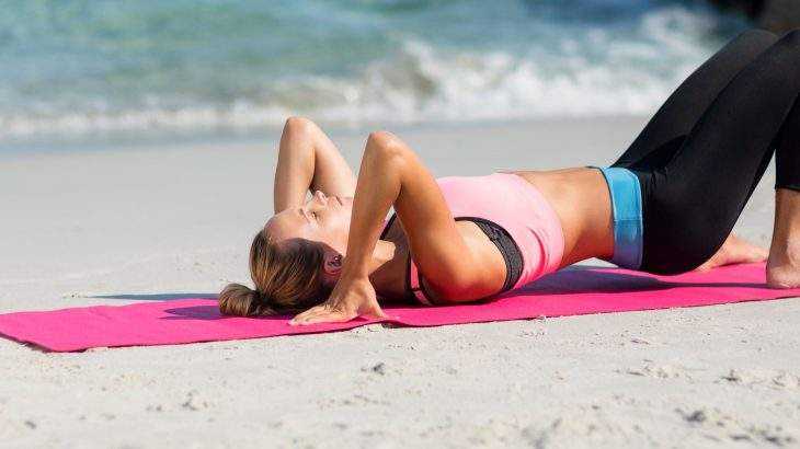 Exercícios para fazer na praia com elástico
