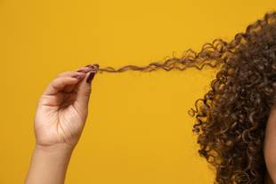 Cabelo com frizz: conheça as causas e saiba como evitar