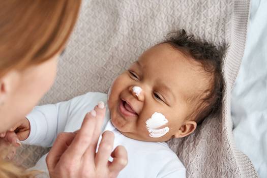 6 dicas para proteger a pele do bebê no verão