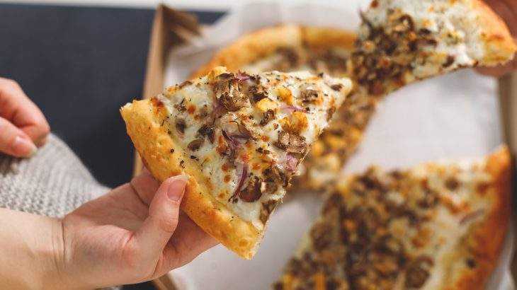 quantas calorias tem uma fatia de pizza?