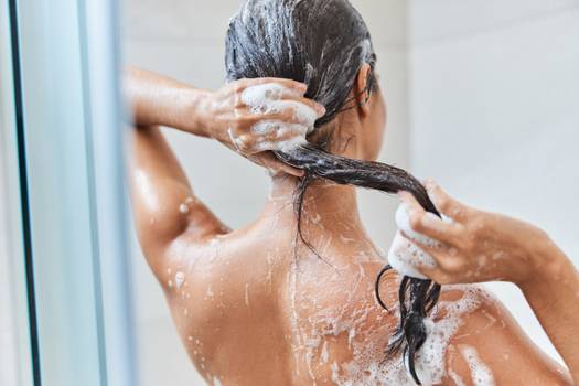 Reverse washing: Benefícios de lavar o cabelo “na ordem contrária”
