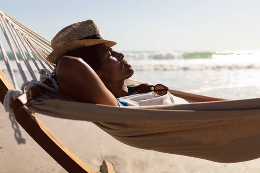 Sono e cansaço na praia: quais são as causas e como evitar?