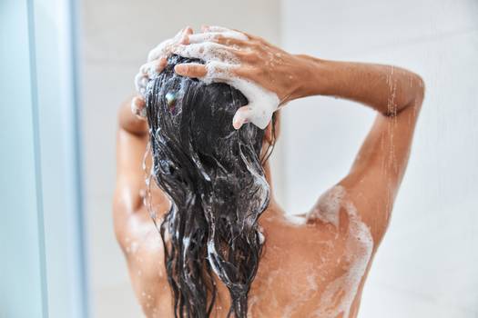 Conheça os benefícios de utilizar soro fisiológico no cabelo