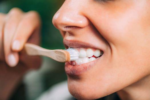 Clareamento dental caseiro com bicarbonato é seguro?