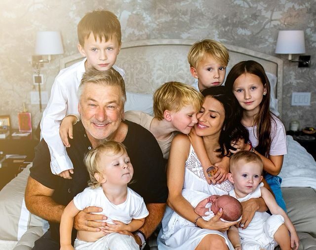 Meu filho caiu e bateu a cabeça, e agora? Filha de Alec Baldwin sofreu acidente doméstico