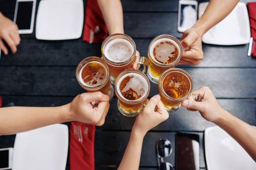 Dia da Ressaca: Como o álcool atrapalha o emagrecimento e o ganho muscular