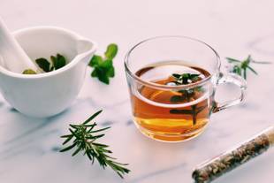 Chá 50 ervas: Emagrecedor aparentemente inofensivo pode causar falência do fígado