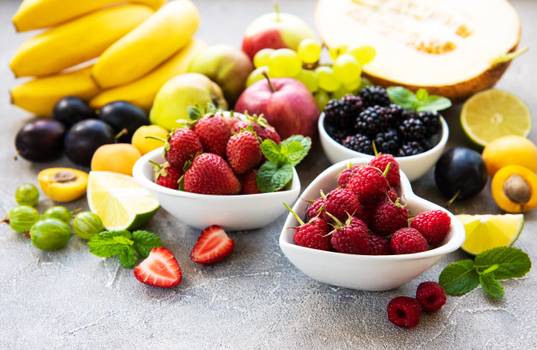Por que você não deveria deixar de comer frutas na dieta low carb