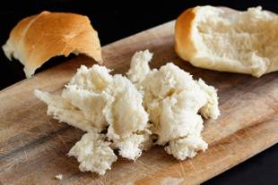 Tirar o miolo do pão deixa o alimento menos calórico? Confira