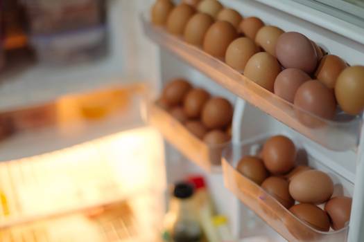 Qual é a melhor maneira de guardar o ovo: na geladeira, ou fora dela?