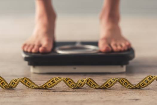 Aprenda a calcular o peso ideal para adultos